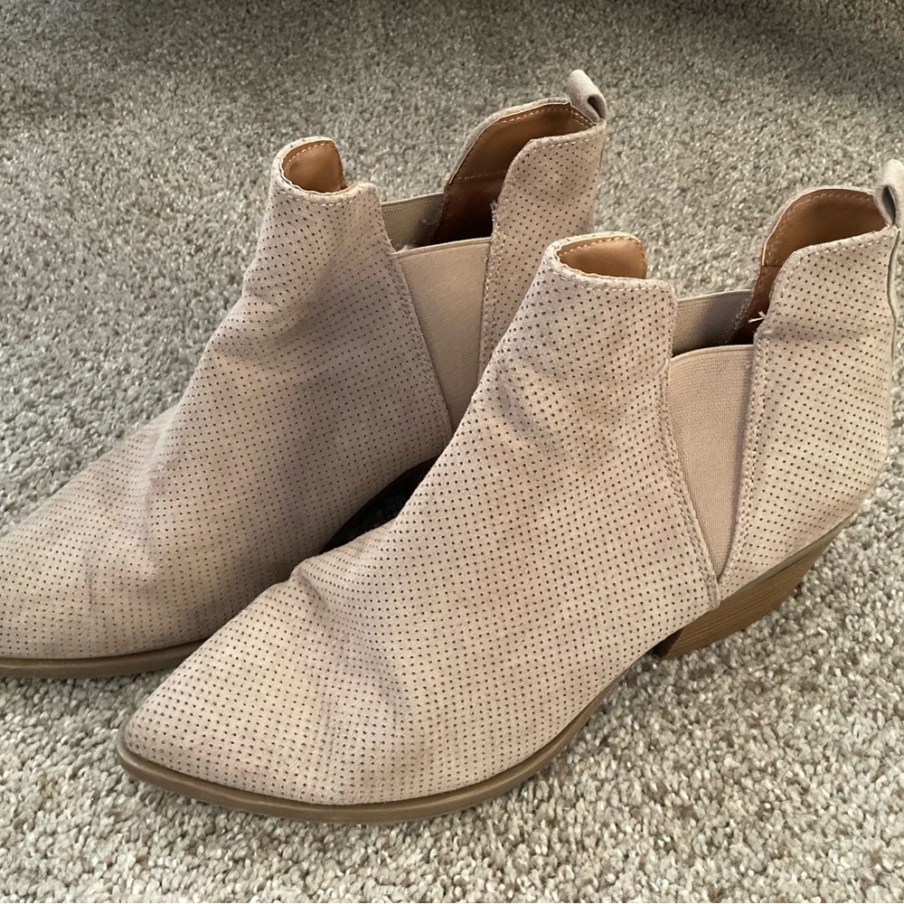 Universal Threads Tan Ankle Chelsea Boots - Size 11